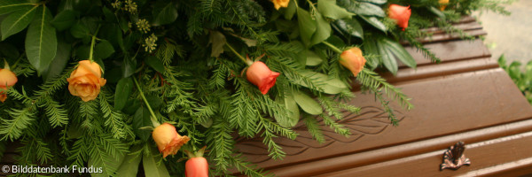 Sarg mit Blumenschmuck 7