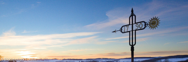 Turmkreuz im Sonnenaufgang