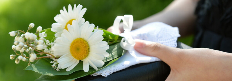 Konfirmandin mit Gesangbuch